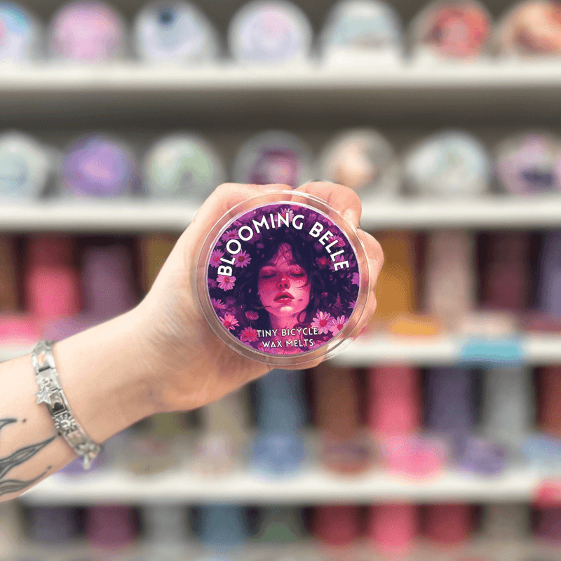 Bloomin Belle wax melt pot with pink floral portrait label