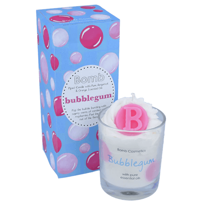 Bomb Cosmetics Bubblegum piped scented candle in glass jar with pink “B” topper, shown beside blue bubble-print gift box.