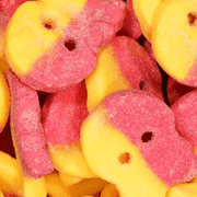 Close-up of Bubs Sour Skalle Lemon Raspberry skull-shaped sour sweets in pink and yellow