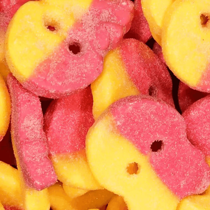 Close-up of Bubs Sour Skalle Lemon Raspberry skull-shaped sour sweets in pink and yellow