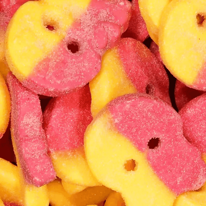 Close-up of Bubs Sour Skalle Lemon Raspberry skull-shaped sour sweets in pink and yellow