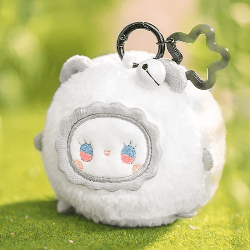 Fat Bear plush from Emma Rua Rua Zoo blind box – white bear with grey trims and jingle bell clip.
