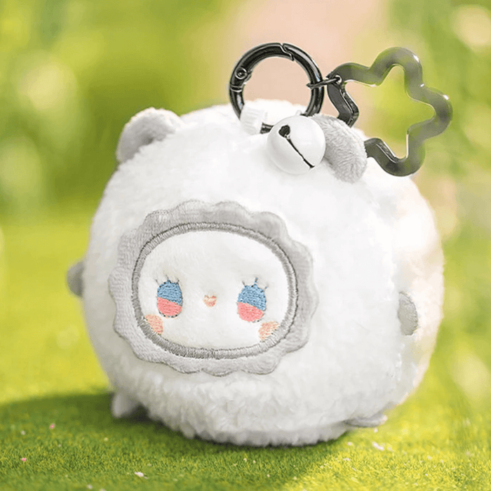 Fat Bear plush from Emma Rua Rua Zoo blind box – white bear with grey trims and jingle bell clip.
