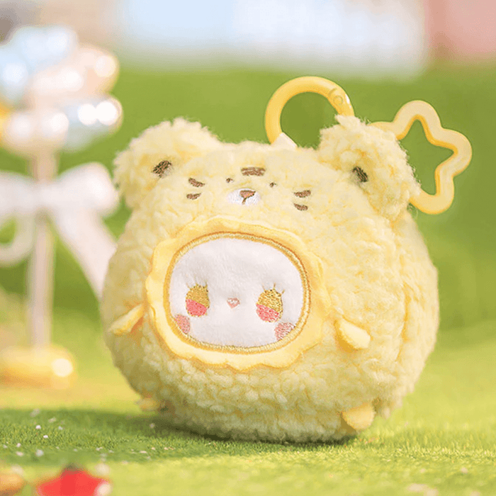 Orange Cat clip‑on plush from Emma Rua Rua Zoo blind box – fluffy yellow cat with star hook.
