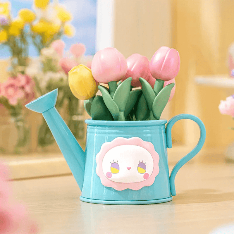 Floral Master watering-can planter packed with tulips, Emma face badge – blind box figure
