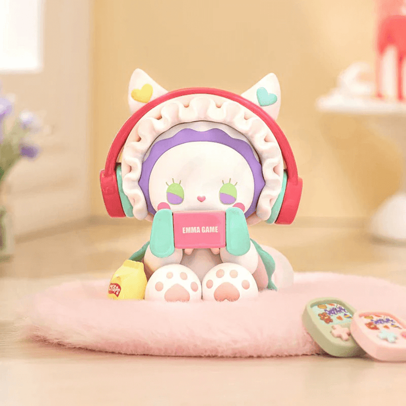 Game Time mini figure wearing cat-ear headphones, holding pink console – Emma Secret Forest blind box
