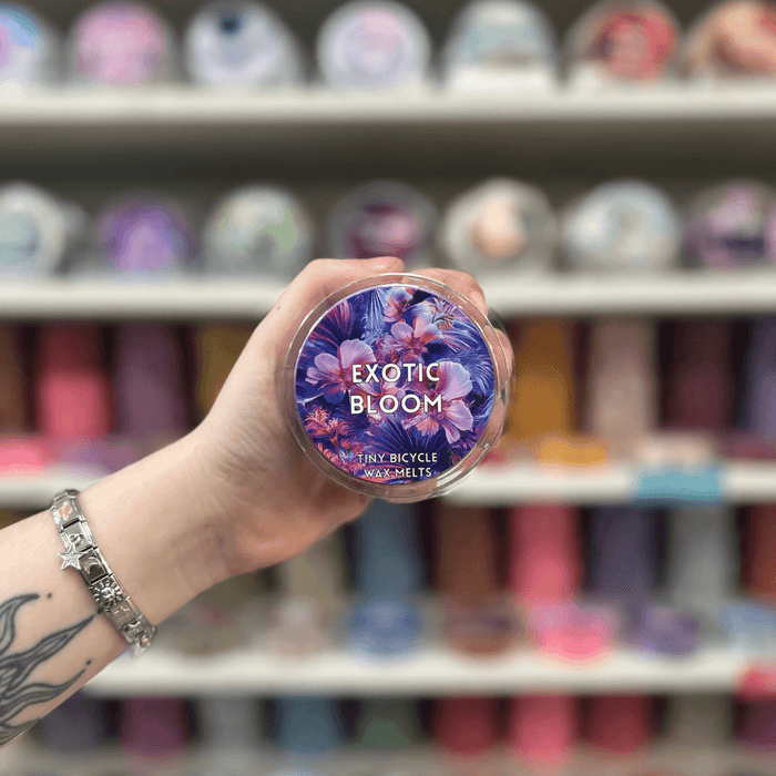 Exotic Bloom wax melt pot with tropical floral label