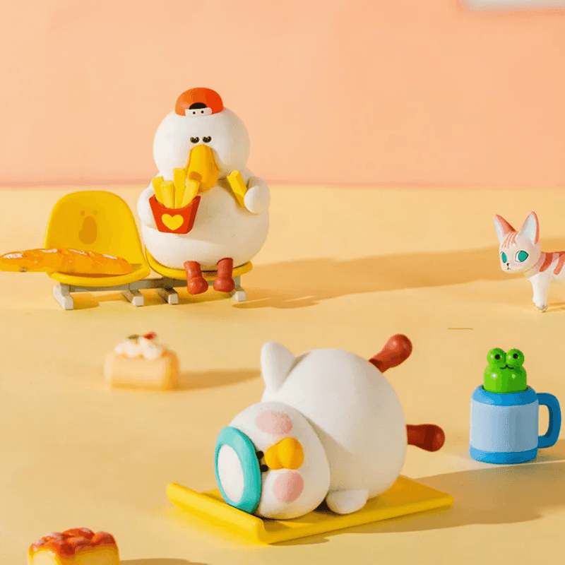 Dodowo Fat Goose GYM figures relaxing with chips and exercising in a colourful lifestyle scene