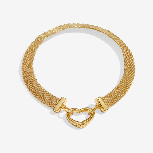 Joma Jewellery gold mesh bracelet featuring a polished heart‑shaped clasp, product shot on white background.
