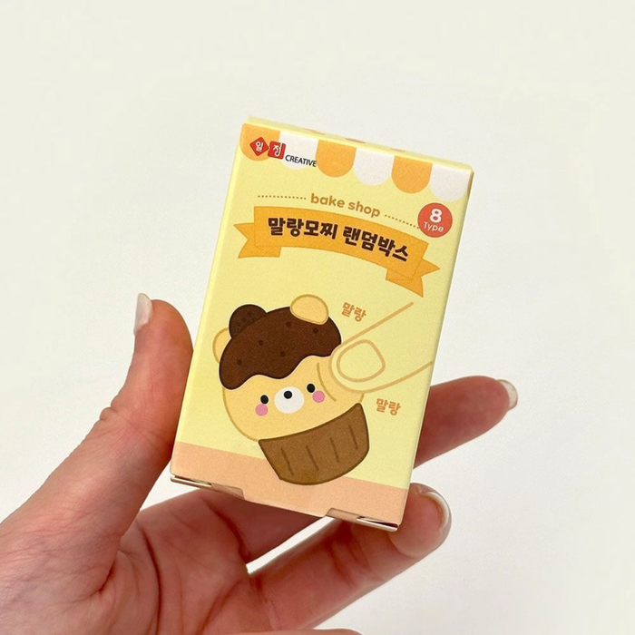 Malang Mozzi Bake Shop blind box held in hand showing 8 type badge on packaging