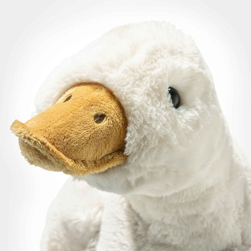 Close-up of Steiff Gilda goose plush face and bill texture – Steiff teddy bears