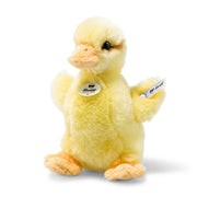 Steiff Pilla duckling plush toy, soft yellow with ecru-grey ear tag, front view – Steiff teddy bears.