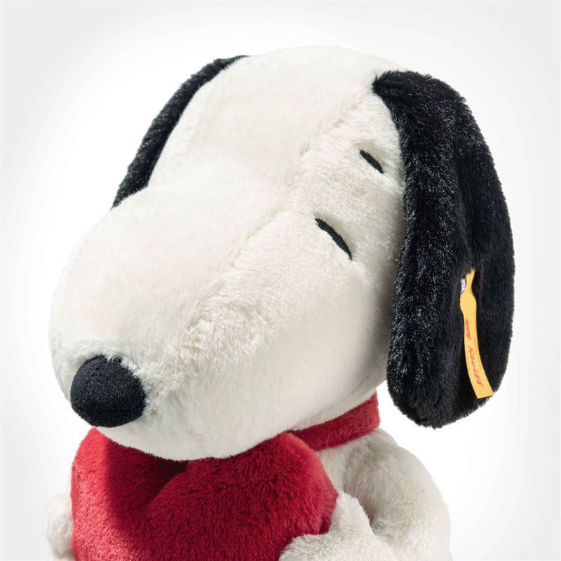Close-up of Steiff Snoopy face and Button in Ear tag, cuddly plush – Steiff bears